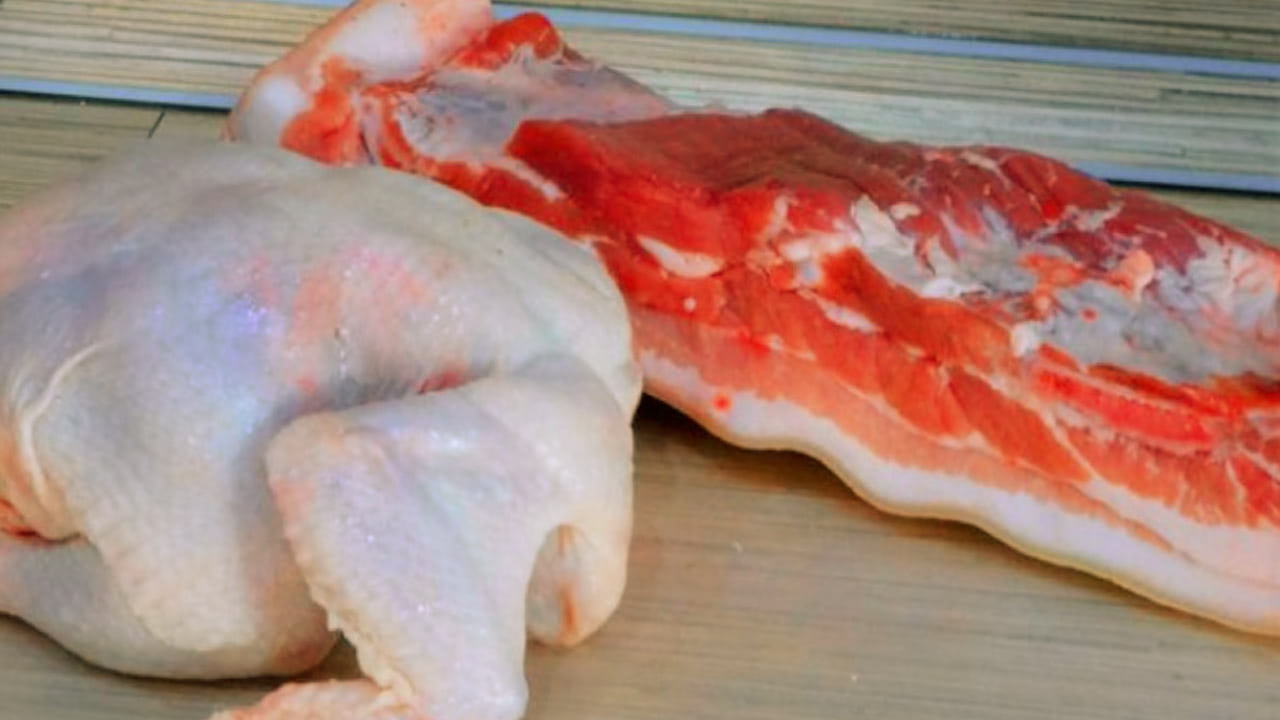 Внутренний рынок России перегружен свининой и мясом птицы